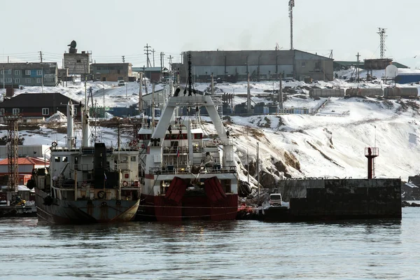 Stationnement dans le port russe de Yuzhno Kurilsk — Photo