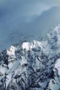 Güneşin yaktı kar kaplı dağ zirveleri