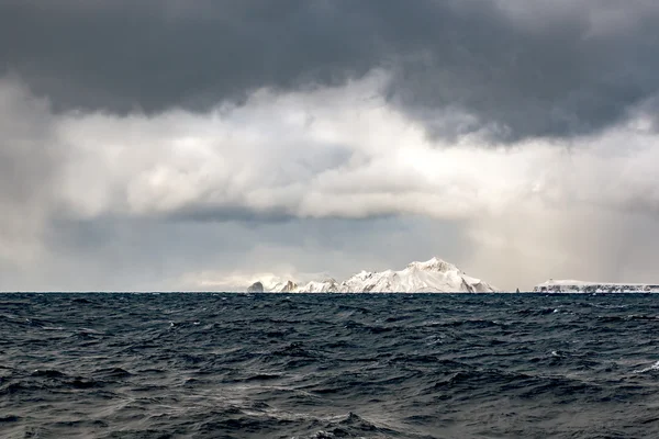 Îles arctiques froides dans l'océan Pacifique Nord — Photo