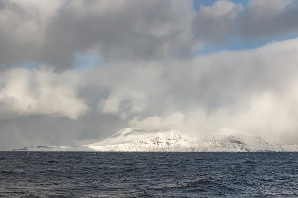 Studené arktické ostrovy v Tichém oceánu — Stock fotografie