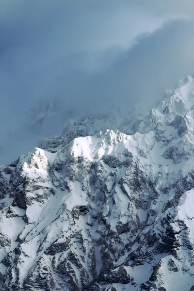 Güneşin yaktı kar kaplı dağ zirveleri