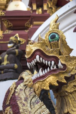 tapınağın koruyan yılan heykelleri