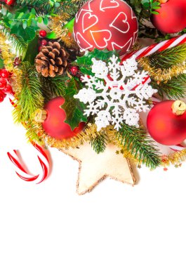 Beyaz arkaplanda Noel süslemesi