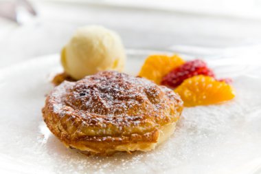 Puf böreği elma pasta dondurma ile servis ve meyve şekerlenmiş