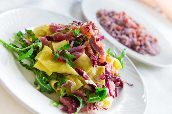 Homemade tagliatelle with fresh tuna served with cherry tomatoes — Stock Photo, Image