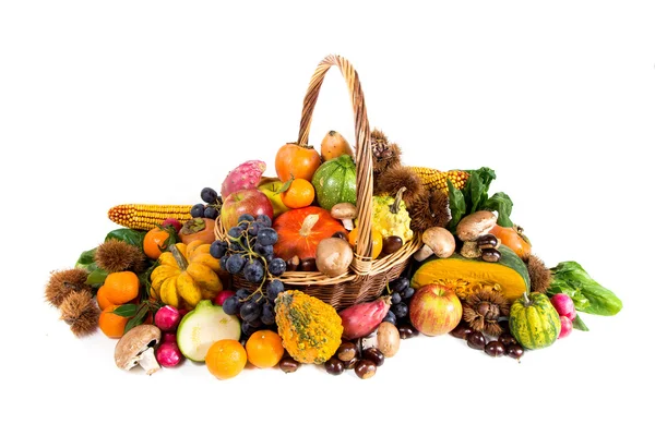 Podzimní sklizeň - čerstvé podzimní ovoce a zeleniny na proutěný ba — Stock fotografie
