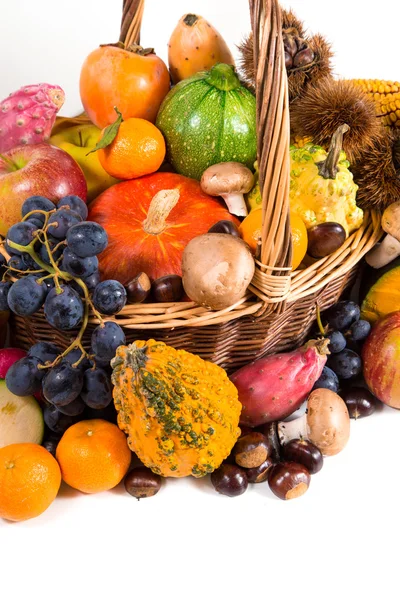 Colheita de outono - frutas e legumes frescos de outono em vime ba — Fotografia de Stock