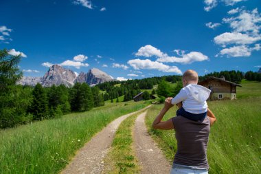 Şirin Bebek dağ arayan anne omuzlarında oturan