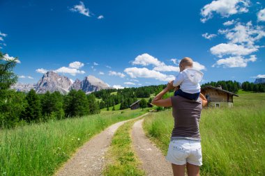 Şirin Bebek dağ arayan anne omuzlarında oturan