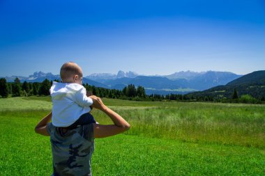Şirin Bebek dağ arayan anne omuzlarında oturan