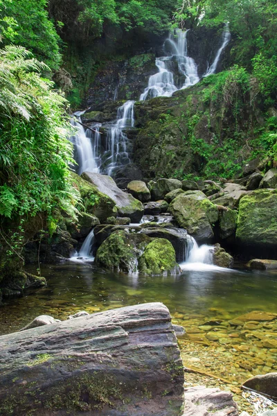 Torc waterval in killarney national park, Ierland Rechtenvrije Stockafbeeldingen