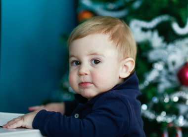 Sarışın evde mutlu küçük çocuk