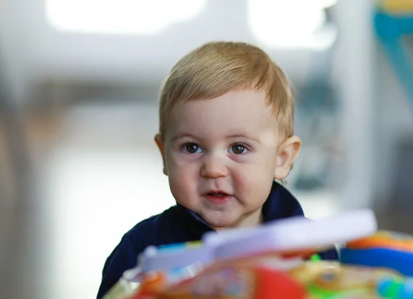 Pequeno bebê loira cabelo jogar em casa Imagens Royalty-Free