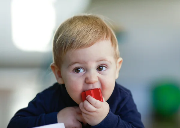 Küçük bebek sarı saçlı oynamak evde Telifsiz Stok Imajlar