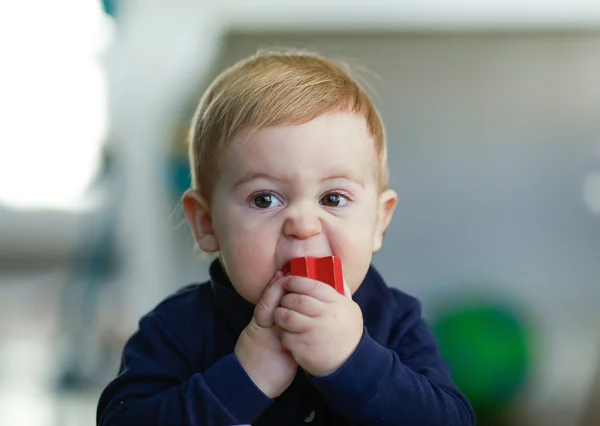 Kleine baby blonde haren spelen thuis Rechtenvrije Stockafbeeldingen