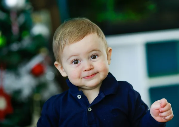 Gelukkig kleine jongen met blonde haren thuis Rechtenvrije Stockfoto's