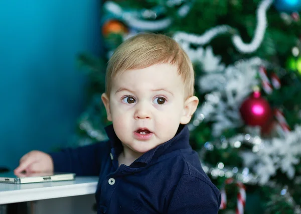 Niño feliz con el pelo rubio en casa Fotos de stock libres de derechos