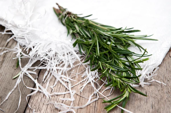 Bündel frischer Rosmarin auf dem Holztisch — Stockfoto