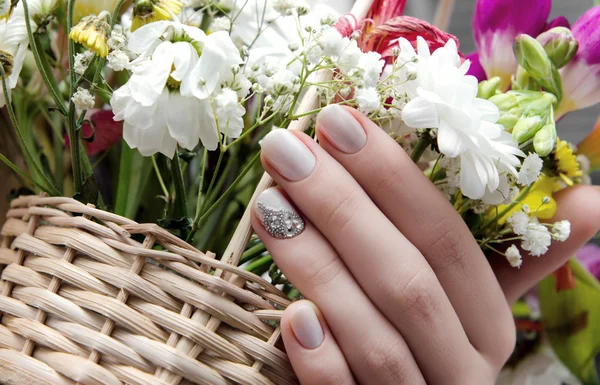 Hermosa mano femenina con diseño de uñas beige — Foto de Stock