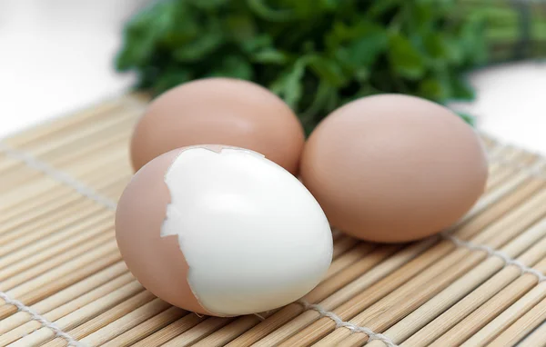 Huevos cocidos en plato blanco. — Foto de Stock