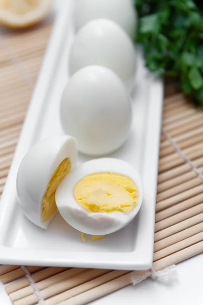 Huevos cocidos en plato blanco. — Foto de Stock