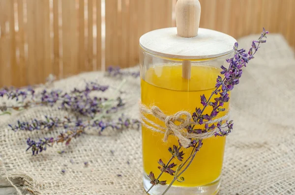 Honung i glasburk inredda med kvistar av torkad lavendel — Stockfoto