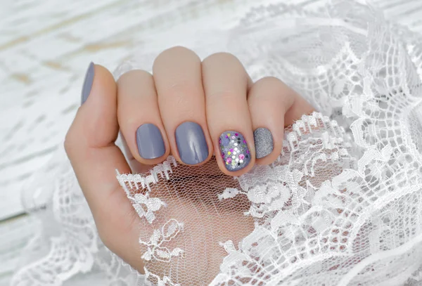 Mão feminina com design de unhas cinza — Fotografia de Stock