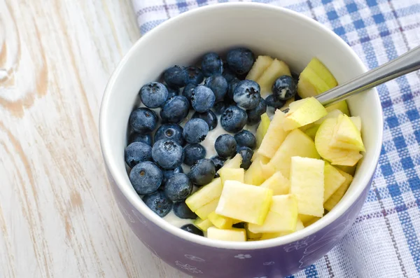 Desayuno saludable yogur con arándanos, avena y manzana — Foto de Stock