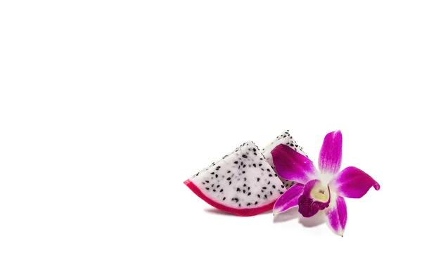 Dragon meyve ve beyaz arka plan üzerinde izole orkide. — Stok fotoğraf