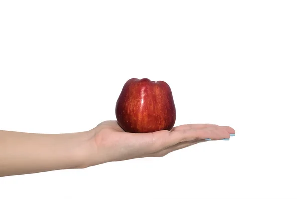 Roter Apfel in der Hand der Frau — Stockfoto