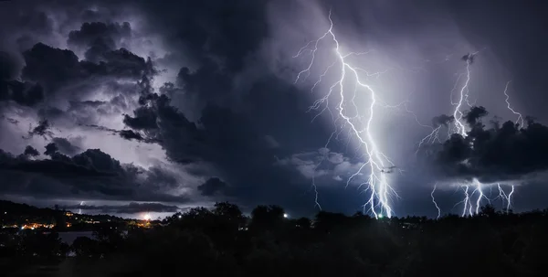 Onweer met bliksemschichten op het Thaise eiland — Stockfoto