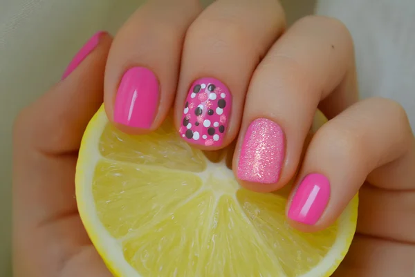 Nict arte das unhas rosa com pontos cinza e branco — Fotografia de Stock