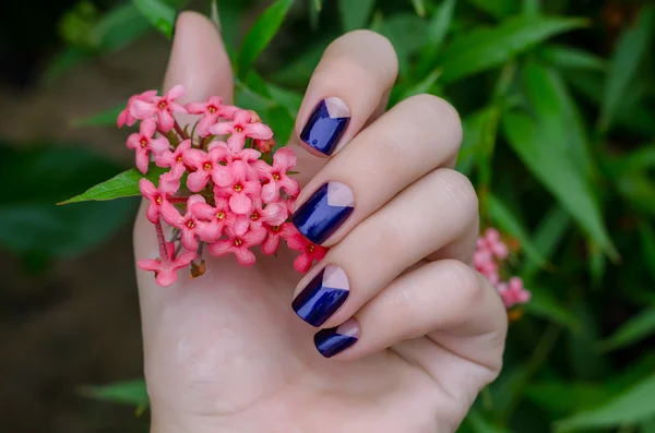 Mulher mão com brilho manicure roxo — Fotografia de Stock