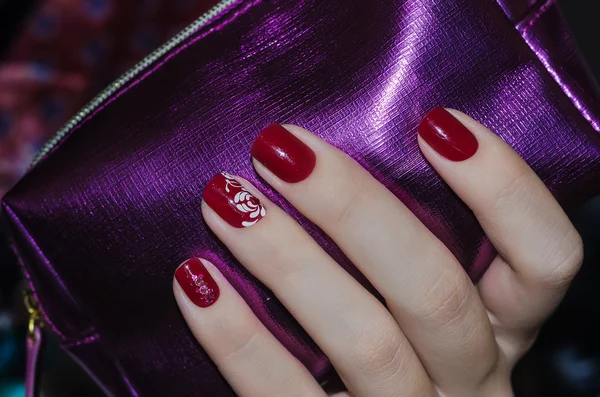 Kvinna hand med mörkt röda nail design — Stockfoto
