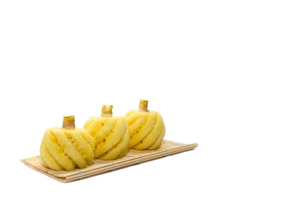 Beyaz zemin üzerinde üç küçük ananas — Stok fotoğraf