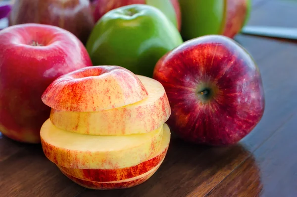 Geschnittener roter Apfel — Stockfoto