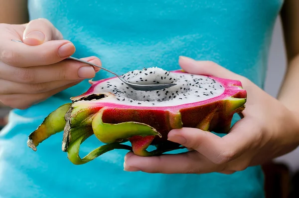 Dragomfruit medio blanco en mano de mujer — Foto de Stock