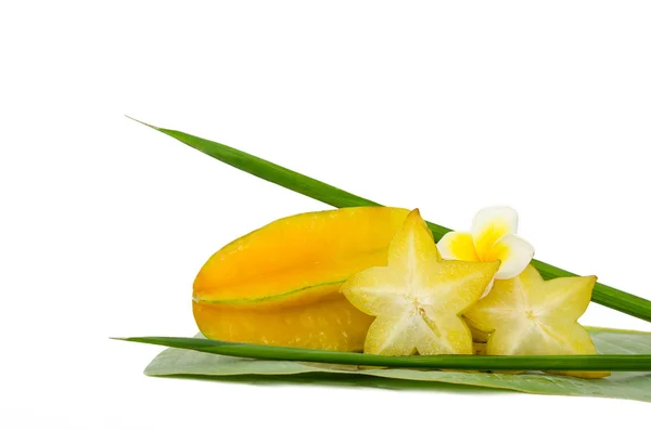 Gelbe Karambolafrucht isoliert auf weißem Hintergrund — Stockfoto