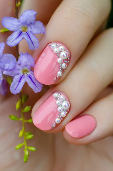 Manicura rosa con mini perlas — Foto de Stock