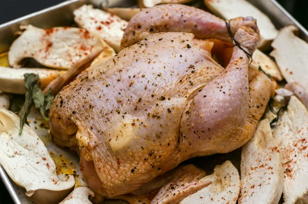 Kuře s houbami, připravené na vaření — Stock fotografie