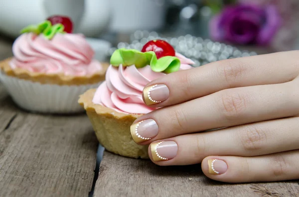 Mão de mulher com ouro francês manicura. — Fotografia de Stock