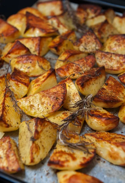 Bratkartoffeln mit Kräutern. — Stockfoto