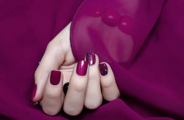 Mano donna con manicure rosa brillante . — Foto Stock