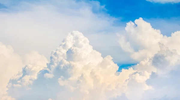 Mavi gökyüzü üzerinde beyaz bulut