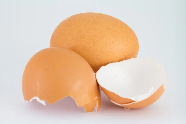 Het ei en de "eggshell" geïsoleerd op witte achtergrond — Stockfoto