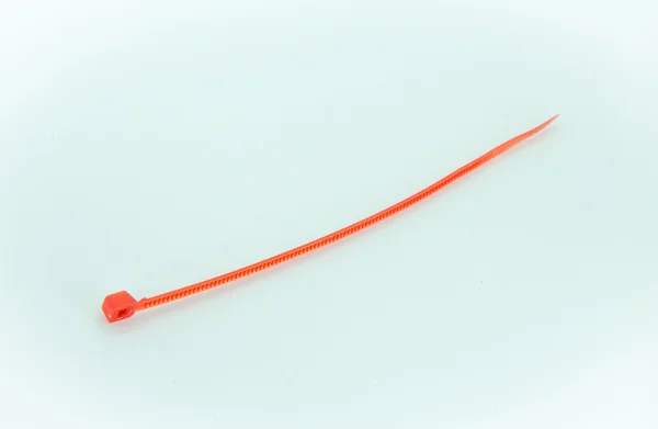 Un cavo di nylon rosso cravatte su sfondo bianco — Foto Stock