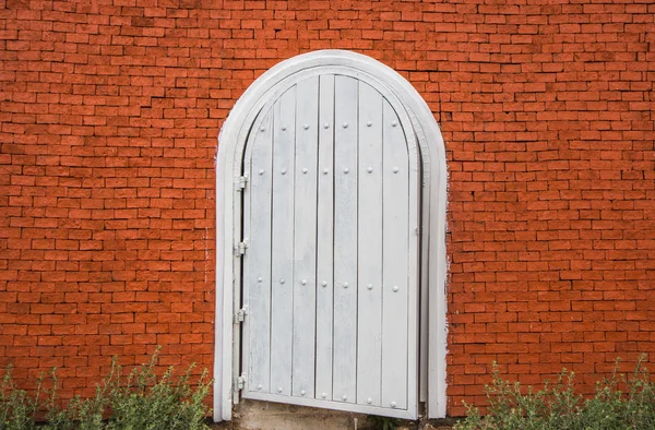 White vintage door on brick wall — Stock Photo, Image