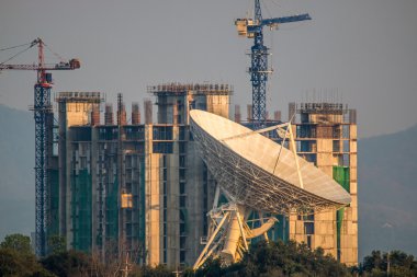 Büyük uydu çanağı binasında onstruction arka plan