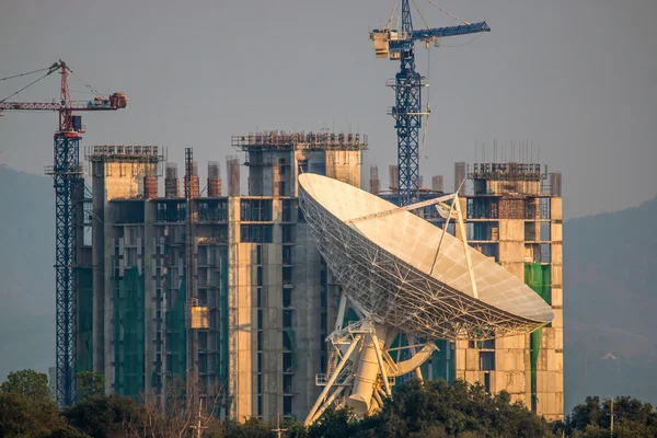 Büyük uydu çanağı binasında onstruction arka plan