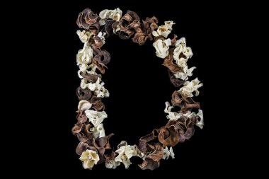 D harfi kuru otlar ve bitkiler izole yapılmış